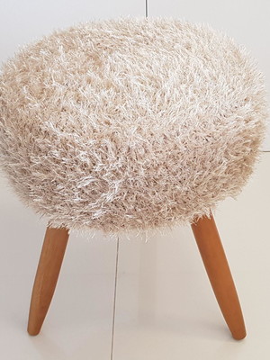 Puff alto com capa em crochê pelinho cor bege