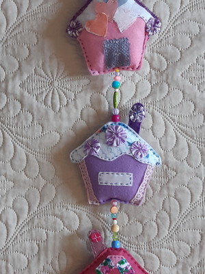 Móbile feltro - casinhas - decoração - enfeites