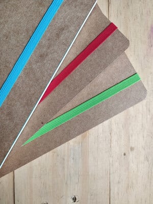 Caderno capa lisa a5 com elastico