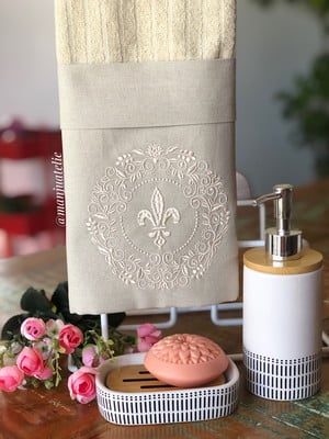 Toalha de lavabo bordada no linho