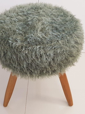 Puff alto com capa em crochê pelinho cor verde musgo