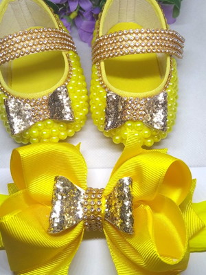 Sapatinho de pérolas com laço amarelo menina frete grátis