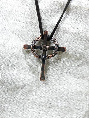 Pingente de cruz com a coroa de espinhos em cobre
