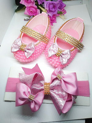 Sandália de pérolas, rosa bebe com laço