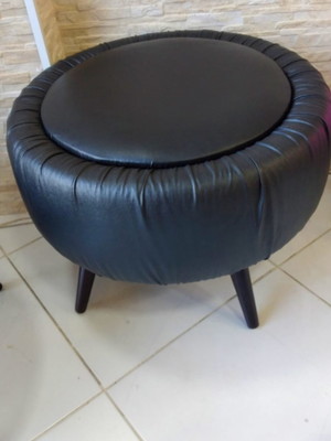 Puff bau em courino preto com pés palito em madeira