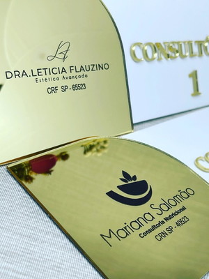 Placa de identificação para porta com nome e número