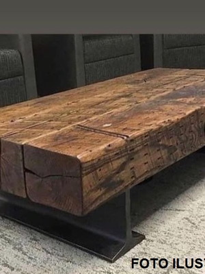 Mesa de centro de madeira rústica com pés de ferro