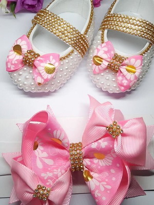 Sapatilha de pérolas com laço floral rosa