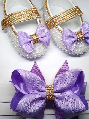 Sapatilha de pérolas com tiara laço lilas menina