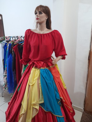 Conjunto de saia com lenços e blusa