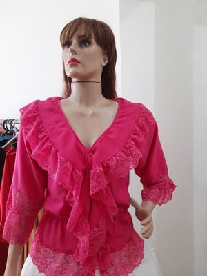 Blusa cigana com babados e rendas finas