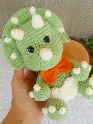 Dino baby triceratopz amigurumi pequeno