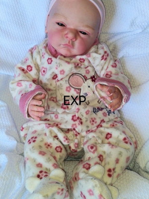 Bebê reborn menina realista