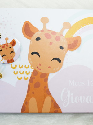 Livro de mesversário - girafa arco-íris