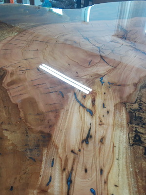 Mesa de centro rústica acabamento resina vitrificada
