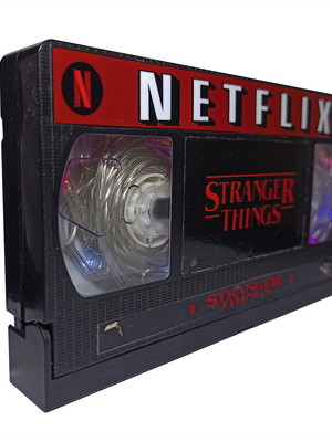 Luminária fita vhs stranger things personalizada