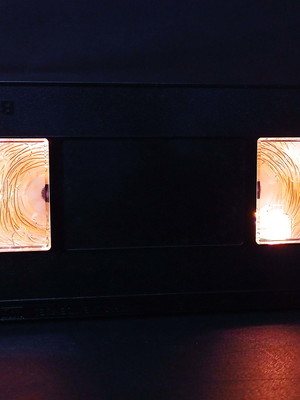 Luminária fita vhs com leds branco quente para decoração
