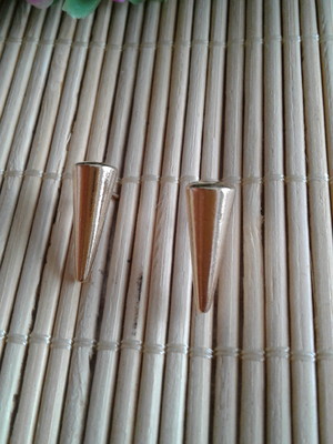 Brinco cone dourado