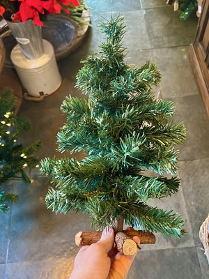 Mini árvore de natal com pés em madeira