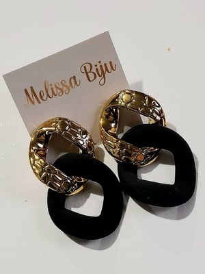 Brinco elos acrilico preto/dourado