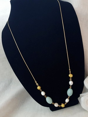 Colar dourado com pedras naturais amazonita e pérolas barroc