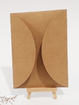 Envelope kraft para convite com abas arredondadas