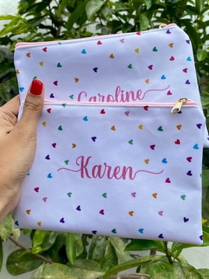 Necessaire personalizada com nome colorida