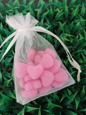 50 saquinhos com mini sabonetes coraçõezinhos