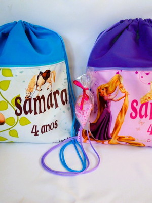 Mochila com chaveirinho