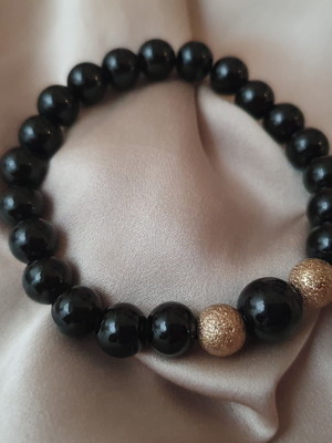 Pulseira de pedra natural ônix e entremeios banhados