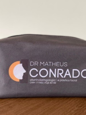 Nécessaire personalizada cinza com logo - brinde de luxo