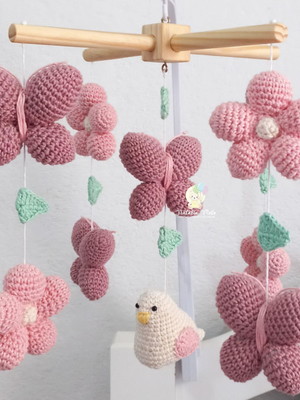 Móbile estrutura de madeira com amigurumi