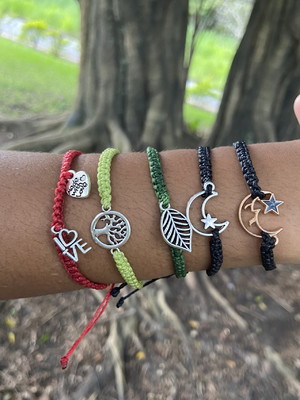 Pulseiras de macramê com pingentes