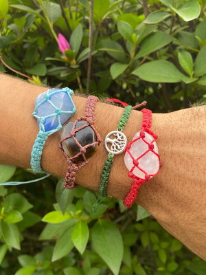 Pulseira de macramê com pedras naturais
