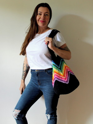 Bolsa sacola com faixas coloridas