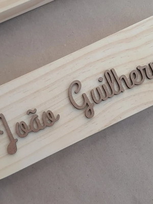 Placa em pinus ( 20x7) com nome colorido (adesivado vinil)