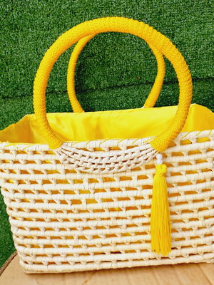 Bolsa de palha retangular estilo pic nic com tassel amarelo