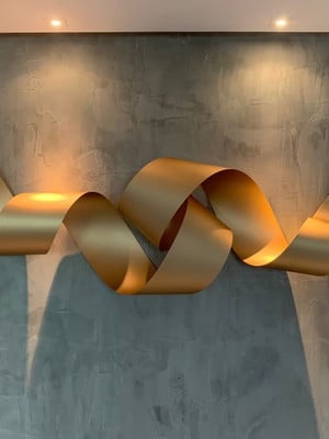 Escultura de parede abstrata fita em metal