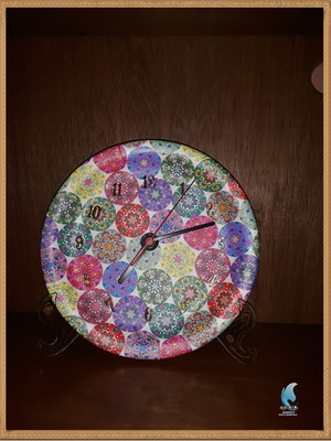 Relógio feito com de prato porcelana decorado com decoupagem