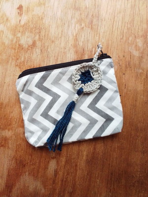 Necessaire p chevron cinza com mandala crochê