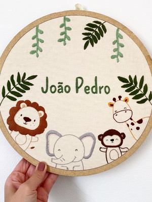 Porta maternidade bordado - safari