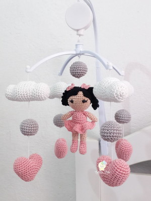 Móbile amigurumi boneca com corações