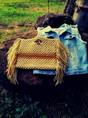 Bolsa de mão para praia em macramê