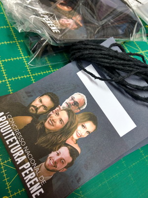Kit com 85 crachás para evento