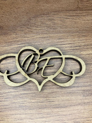 Tag com iniciais em mdf modelo coração