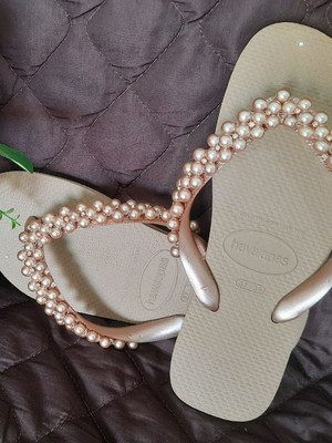 Chinelo bordado com perolas e strass