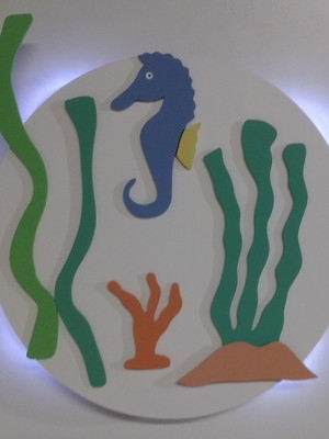 Nicho fundo do mar com cavalo marinho algas e luz de led