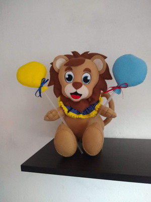 Leão com balões em feltro circo