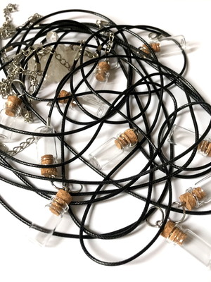 Kit com 10 colares com garrafinhas de vidro com tampinha