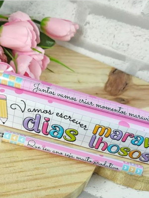 Caixinha com lápis e caneta volta as aulas